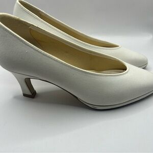 80's Womens Kia White Luxe Wedding Shoes/ Pumps, Sz 6, Dyeable Shoes